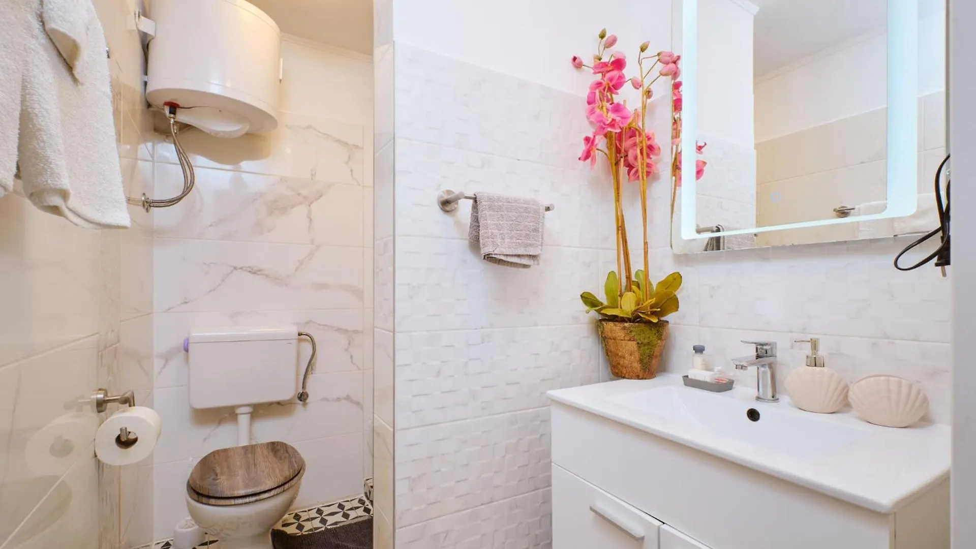 Lovely Apartment In Ilovik With Kitchen