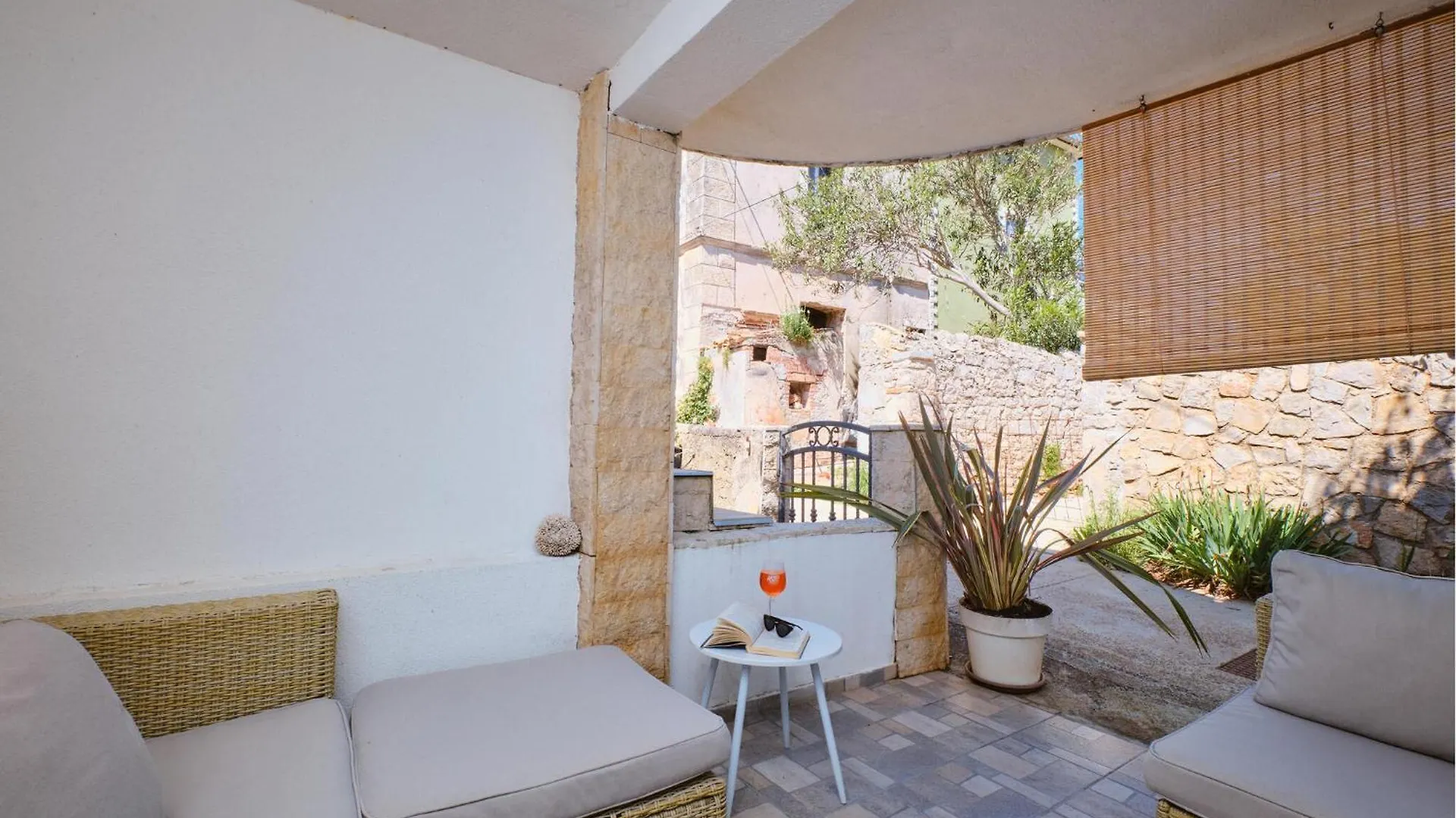 Lovely Apartment In Ilovik With Kitchen
